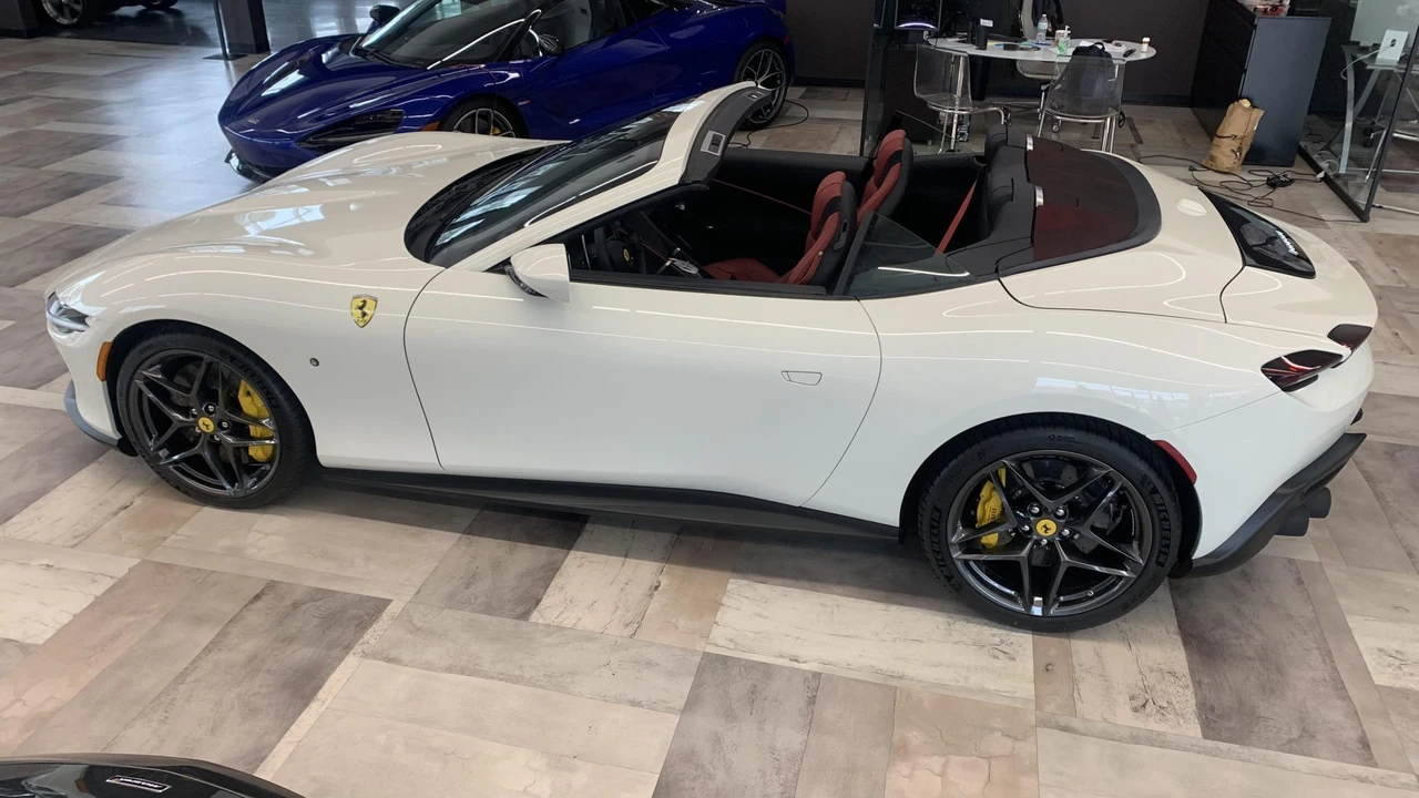 2025 Ferrari Roma Spider - Image 11 of 31
