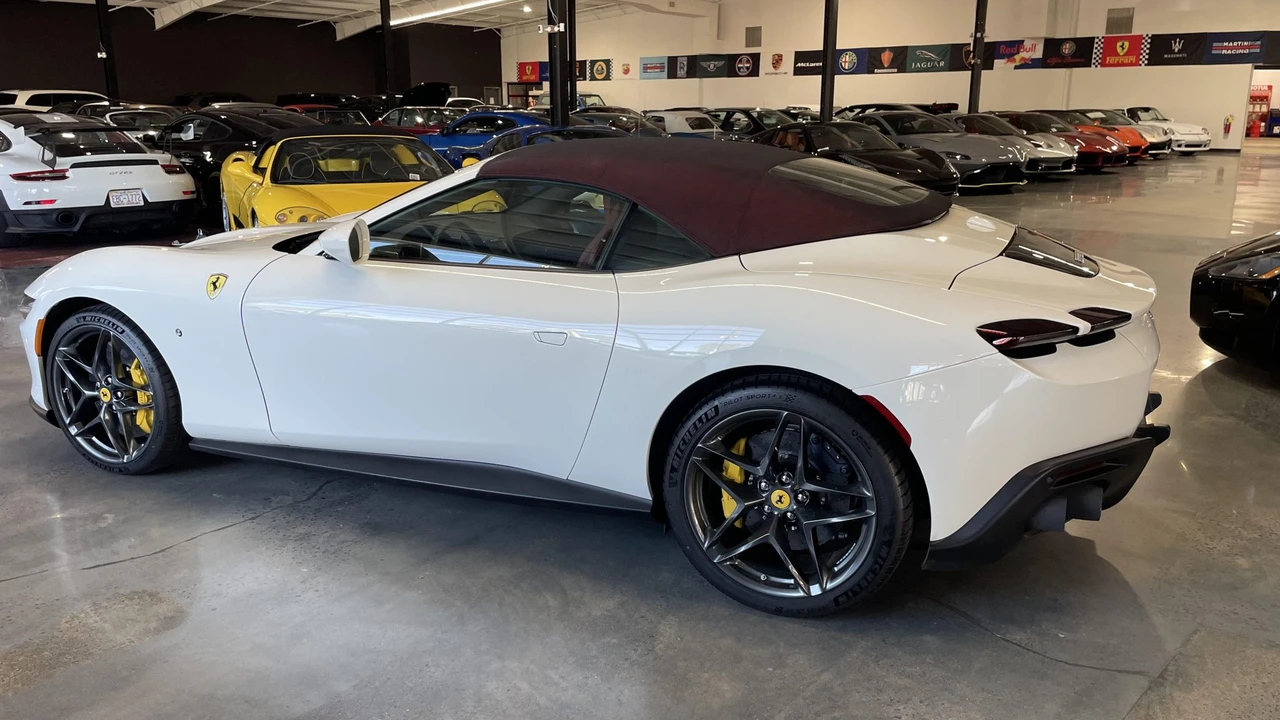 2025 Ferrari Roma Spider - Image 24 of 31