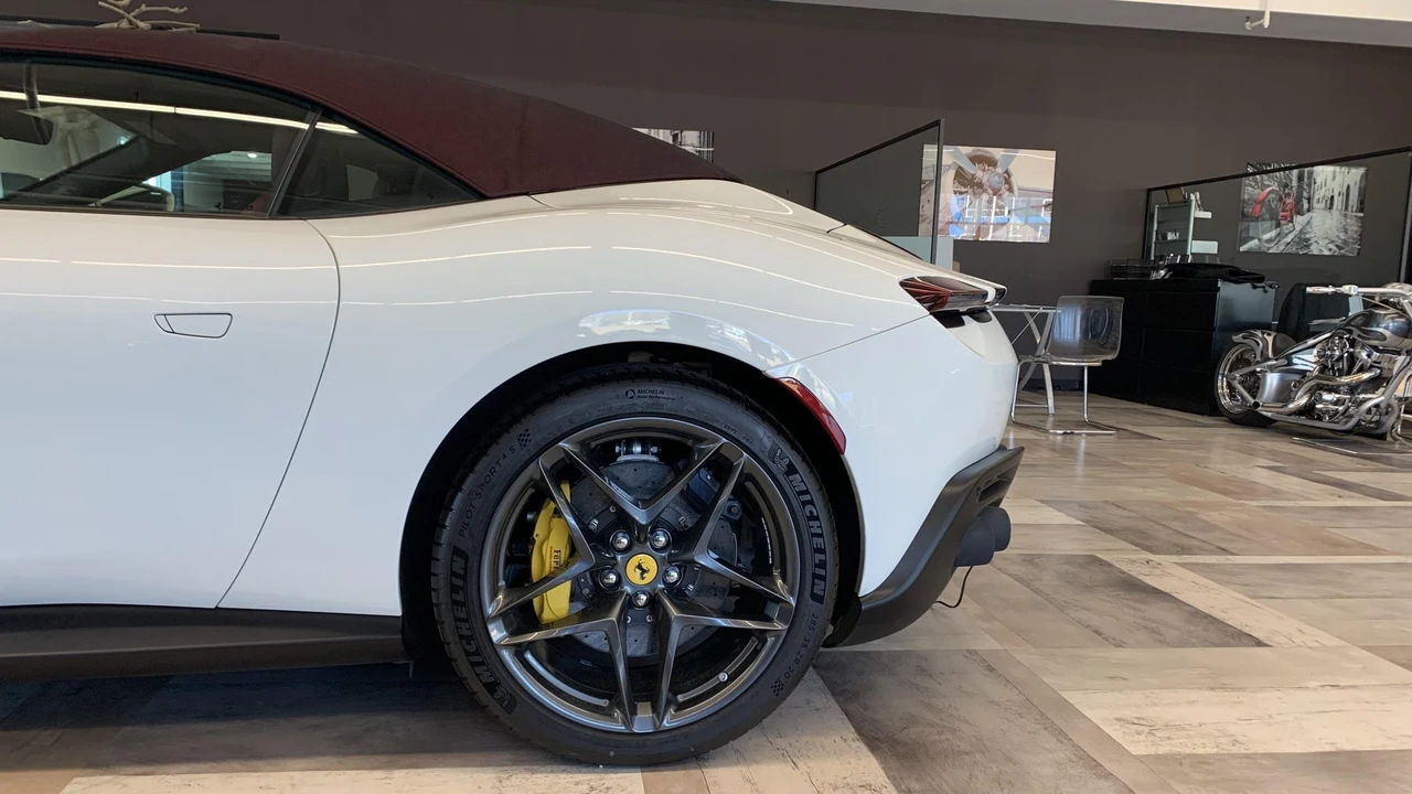 2025 Ferrari Roma Spider - Image 25 of 31