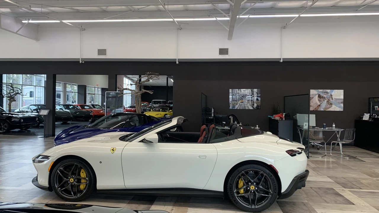 2025 Ferrari Roma Spider - Image 13 of 31