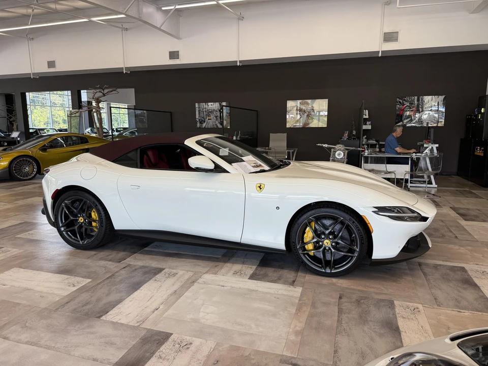 2025 Ferrari Roma Spider - Image 18 of 31