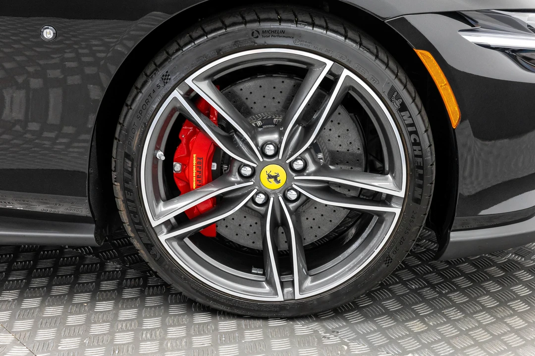 2025 Ferrari Roma Spider - Image 25 of 31