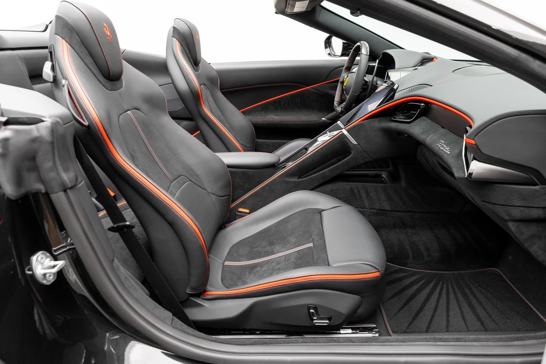 2025 Ferrari Roma Spider - Image 28 of 31