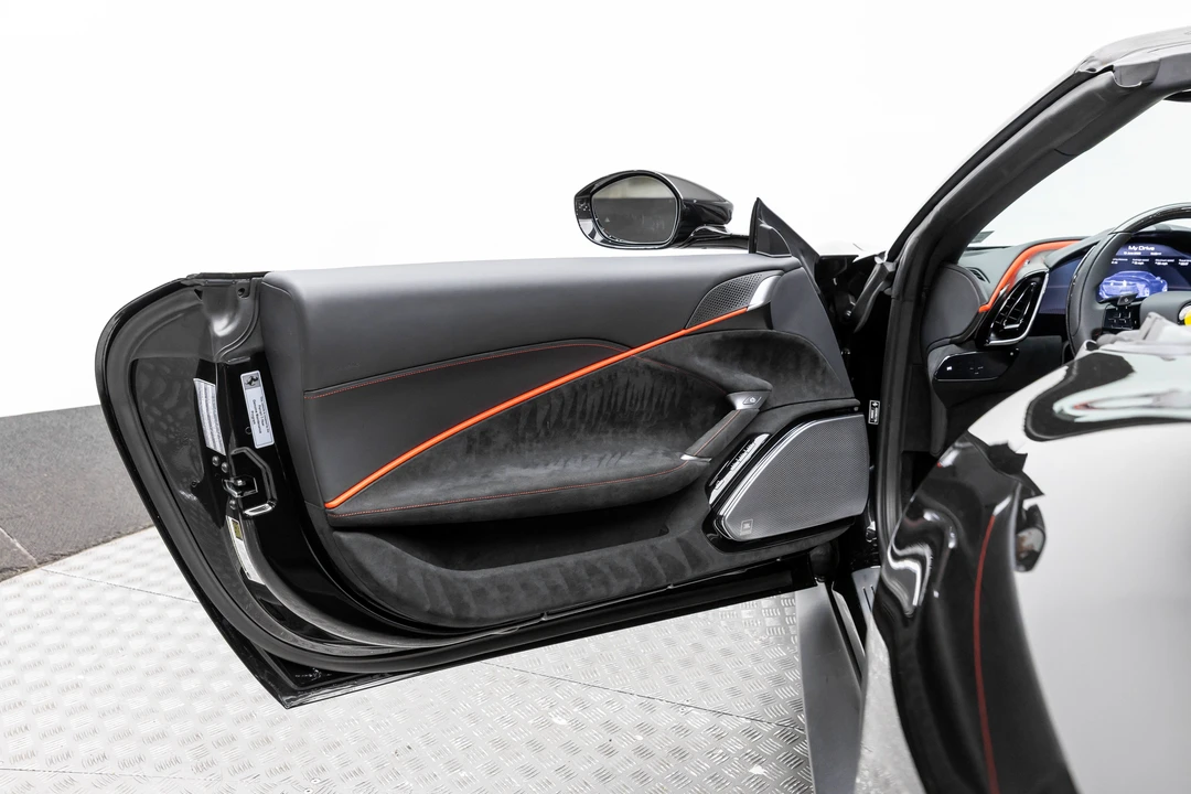 2025 Ferrari Roma Spider - Image 12 of 31