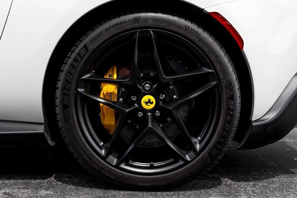2025 Ferrari Roma Spider - Image 17 of 31