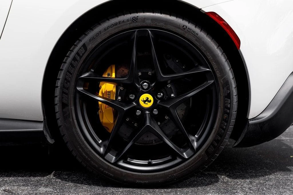 2025 Ferrari Roma Spider - Image 17 of 31