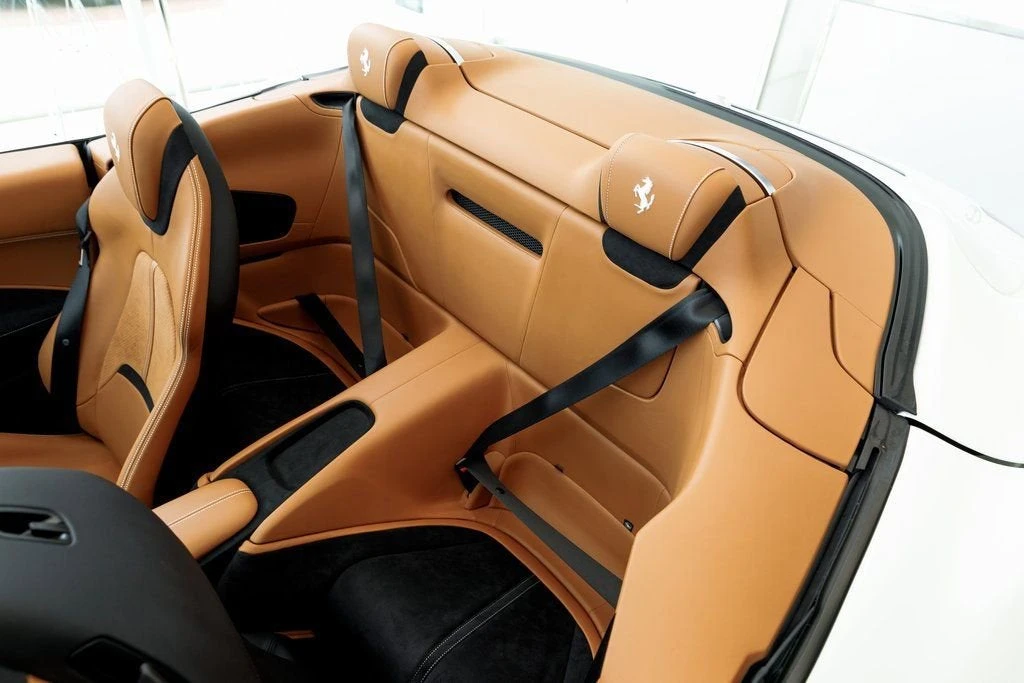 2025 Ferrari Roma Spider - Image 26 of 31