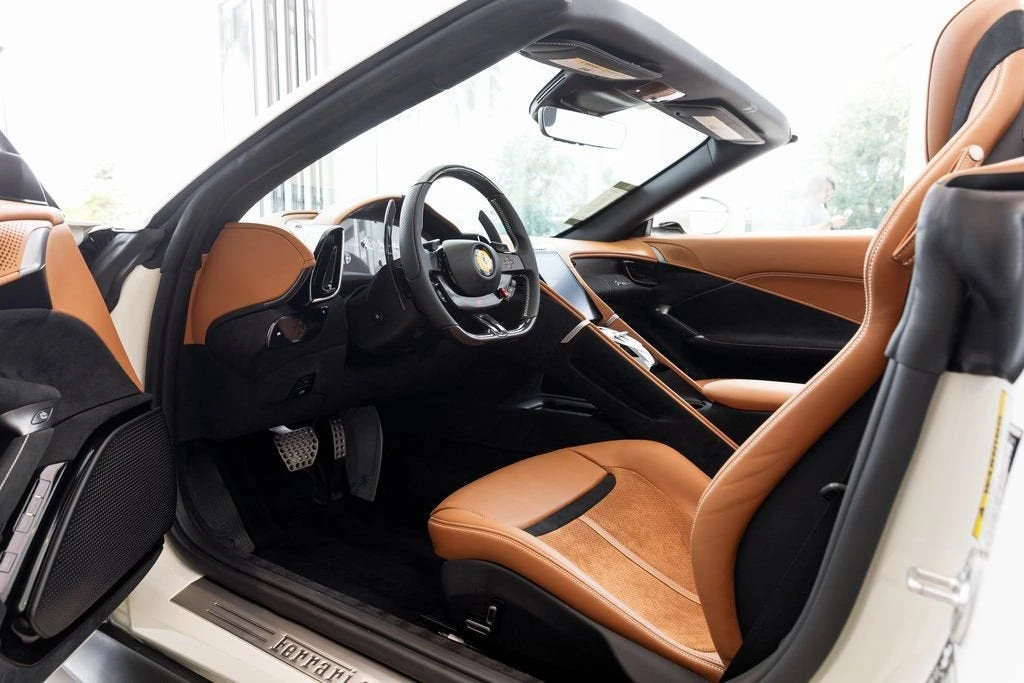 2025 Ferrari Roma Spider - Image 27 of 31
