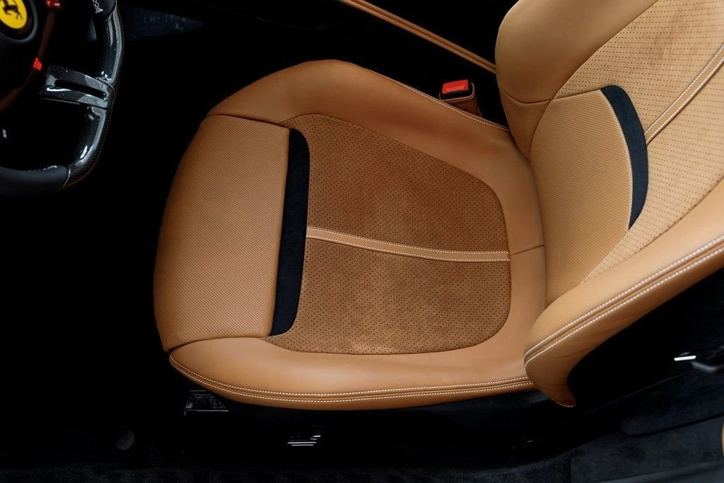 2025 Ferrari Roma Spider - Image 24 of 31