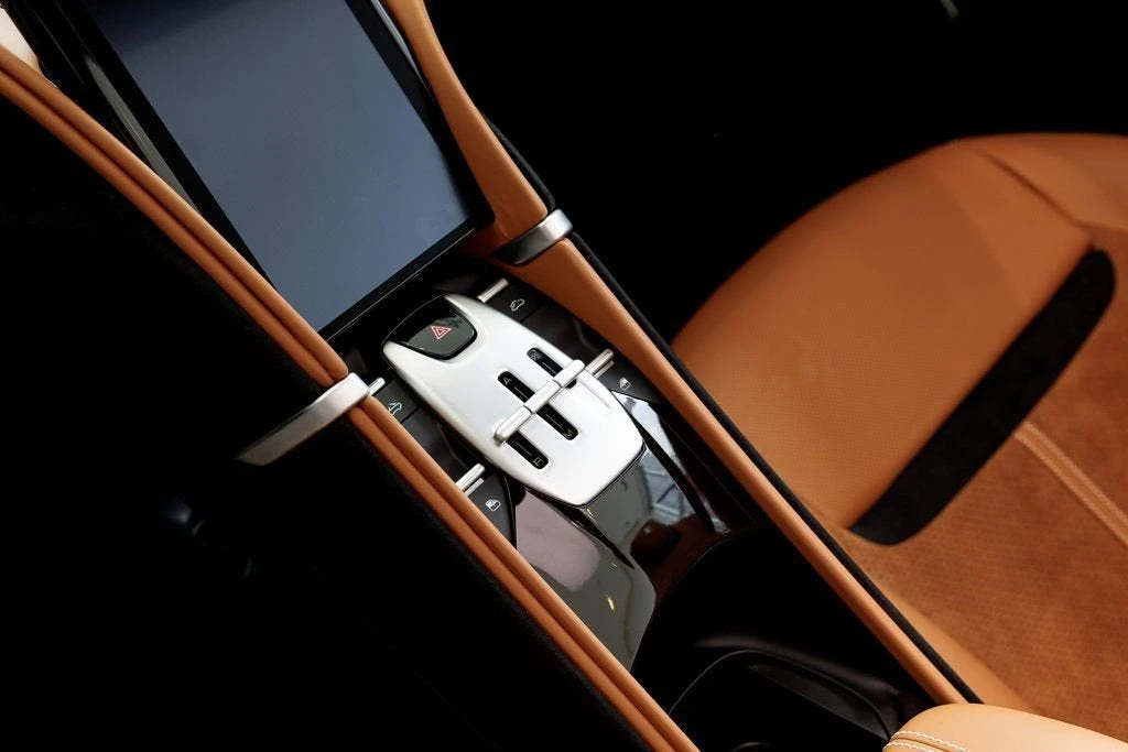 2025 Ferrari Roma Spider - Image 23 of 31