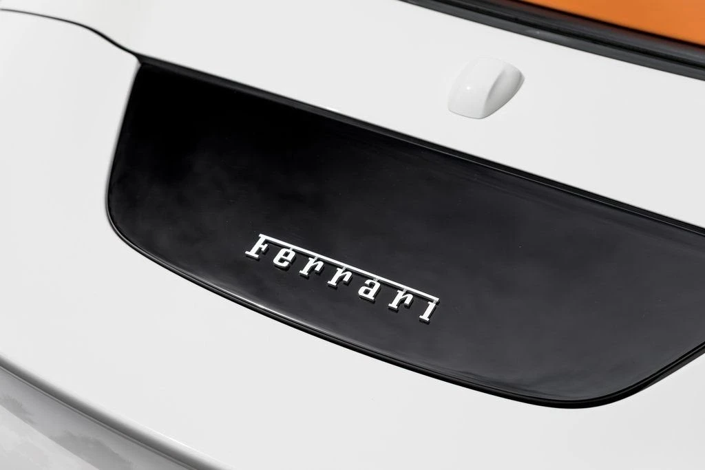 2025 Ferrari Roma Spider - Image 15 of 31
