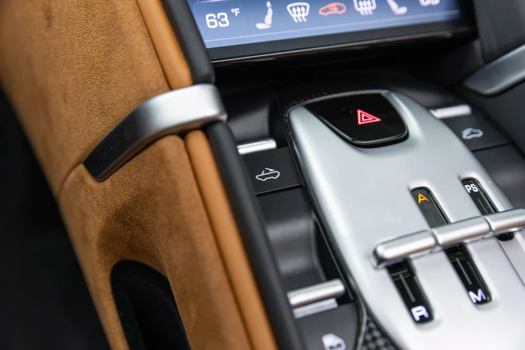 2025 Ferrari Roma Spider - Image 26 of 31