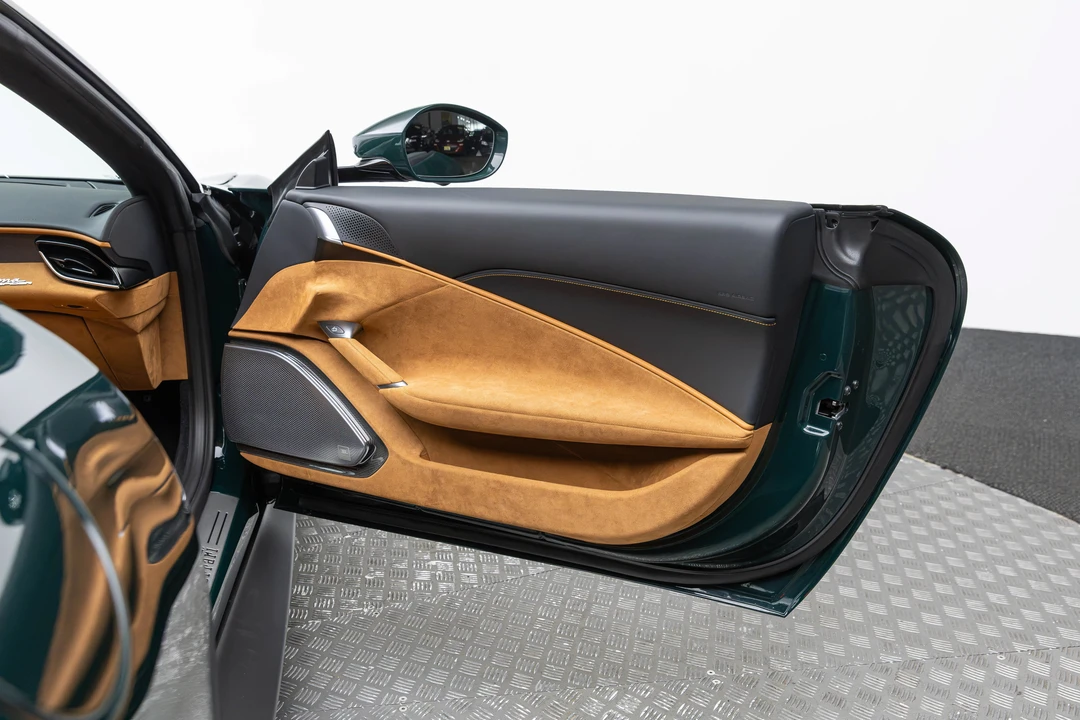 2025 Ferrari Roma Spider - Image 29 of 31