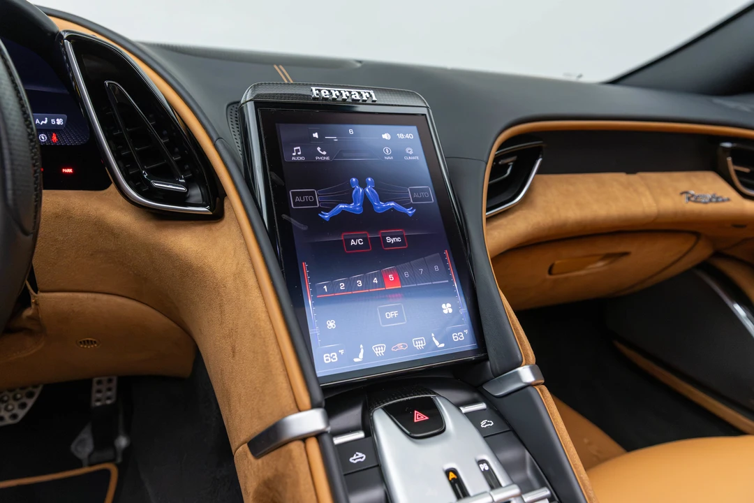 2025 Ferrari Roma Spider - Image 25 of 31