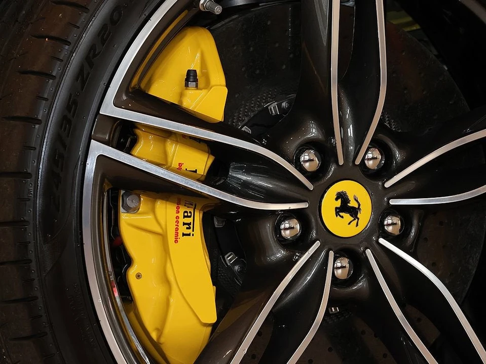 2025 Ferrari Roma Spider - Image 10 of 31