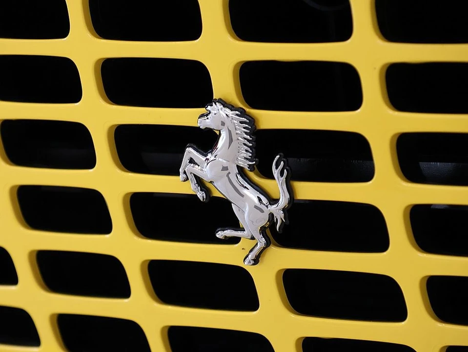 2025 Ferrari Roma Spider - Image 22 of 31