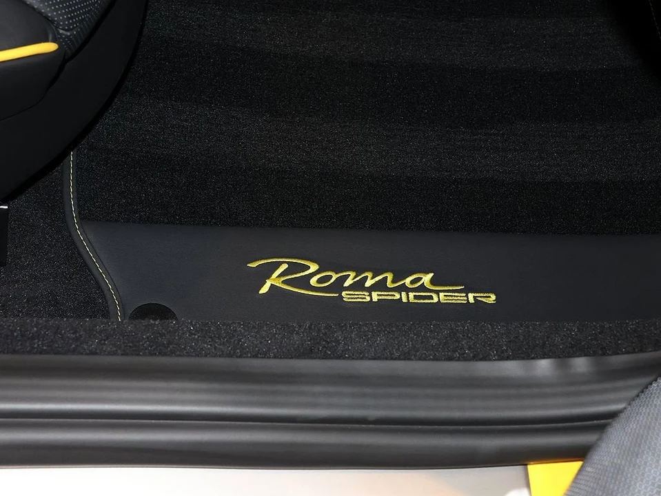2025 Ferrari Roma Spider - Image 27 of 31