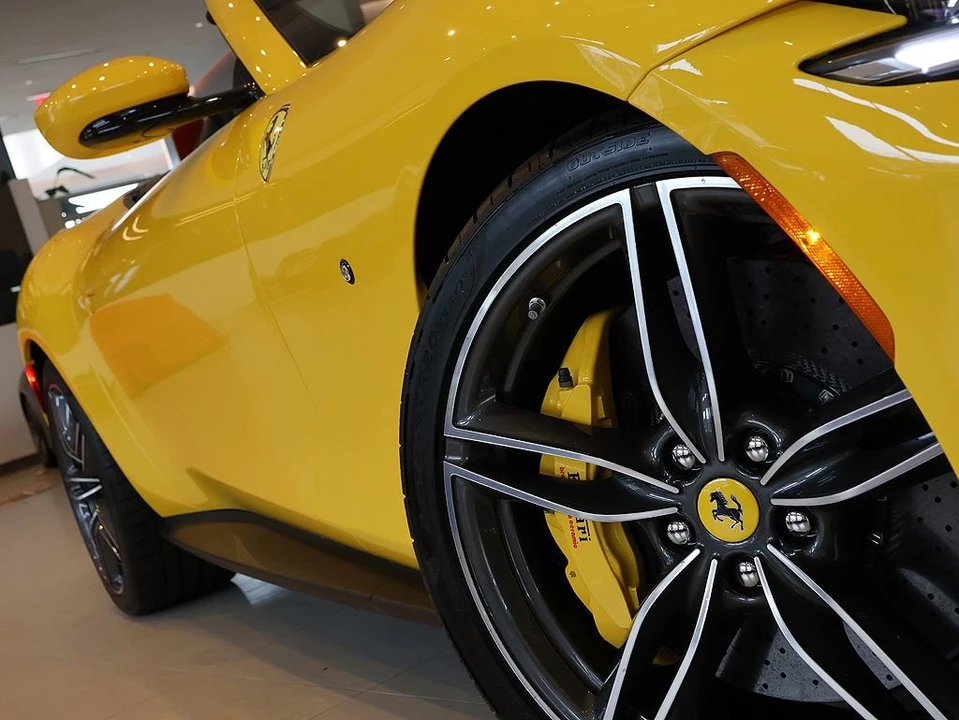 2025 Ferrari Roma Spider - Image 12 of 31