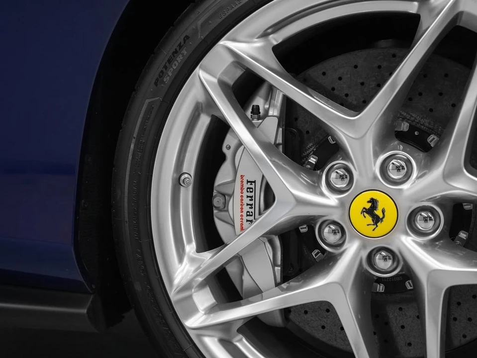 2025 Ferrari Roma Spider - Image 13 of 31