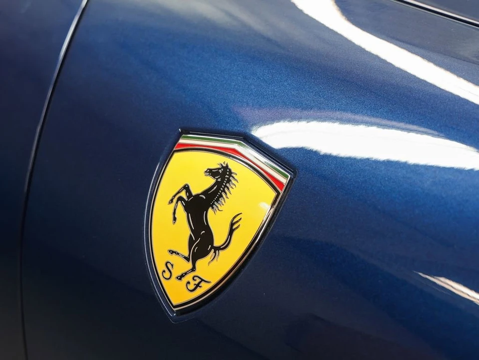 2025 Ferrari Roma Spider - Image 10 of 31
