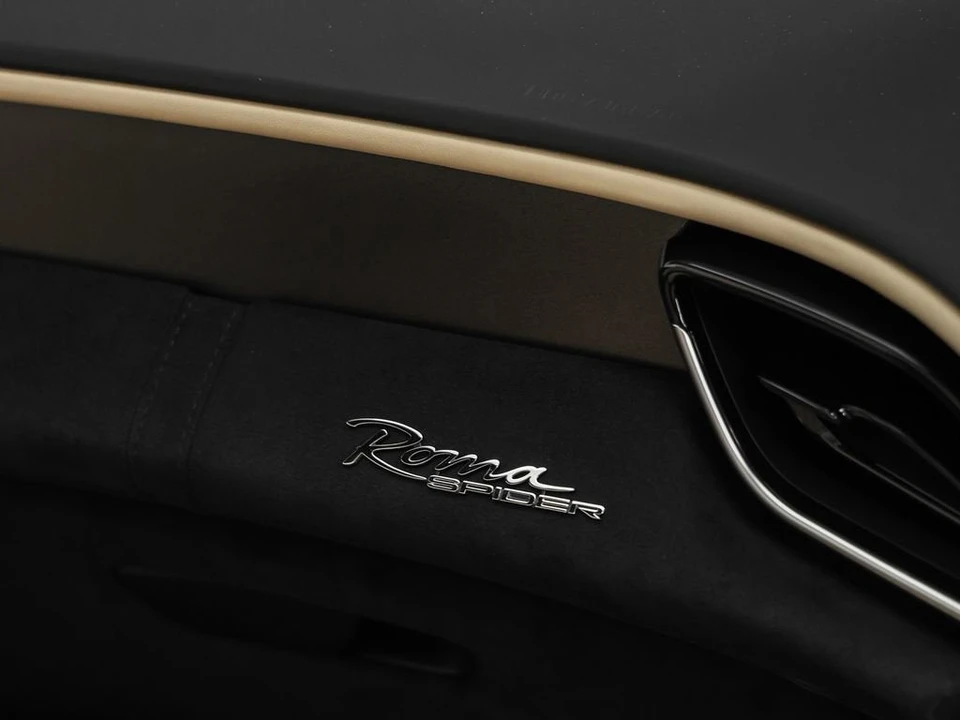 2025 Ferrari Roma Spider - Image 28 of 31