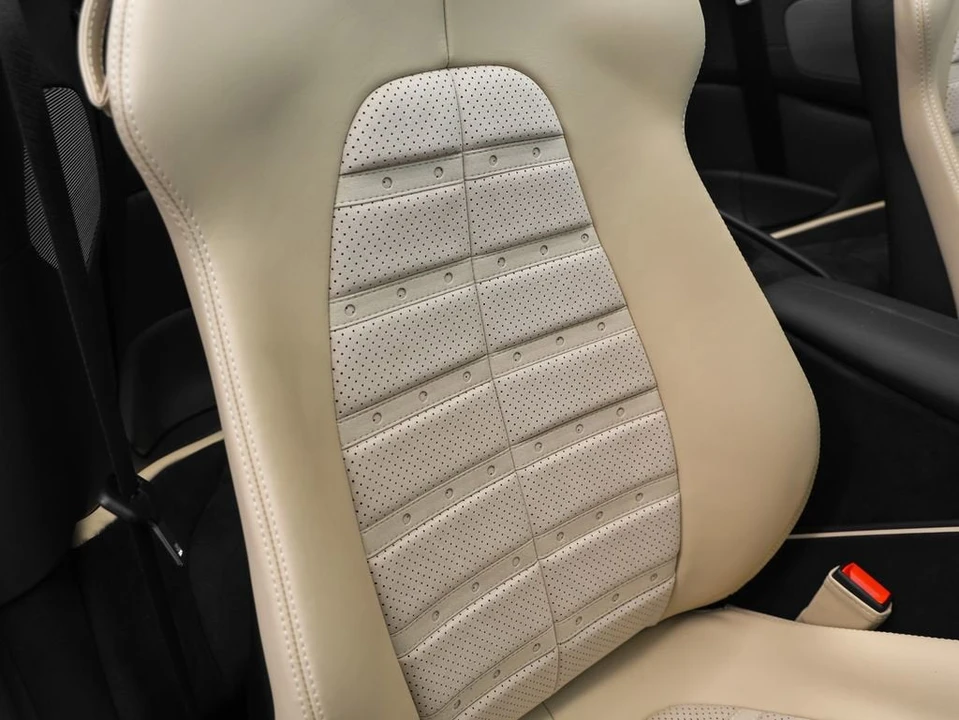 2025 Ferrari Roma Spider - Image 24 of 31
