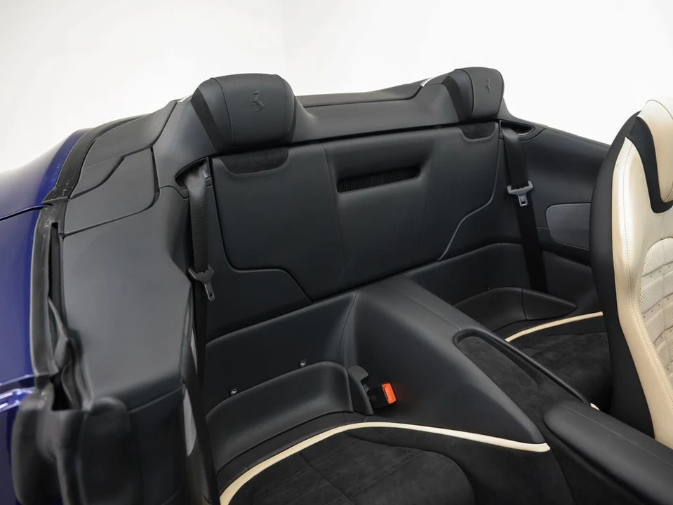 2025 Ferrari Roma Spider - Image 20 of 31