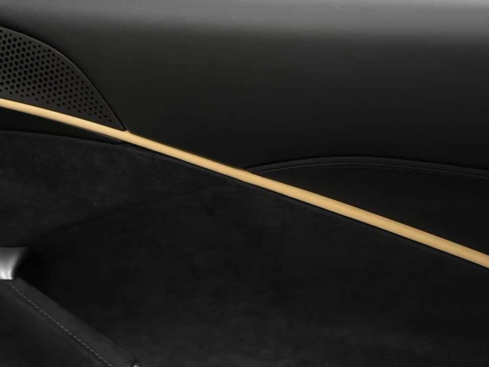 2025 Ferrari Roma Spider - Image 29 of 31