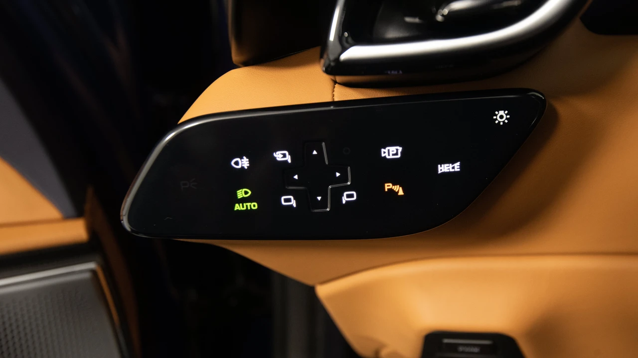 2025 Ferrari Roma Spider - Image 26 of 31