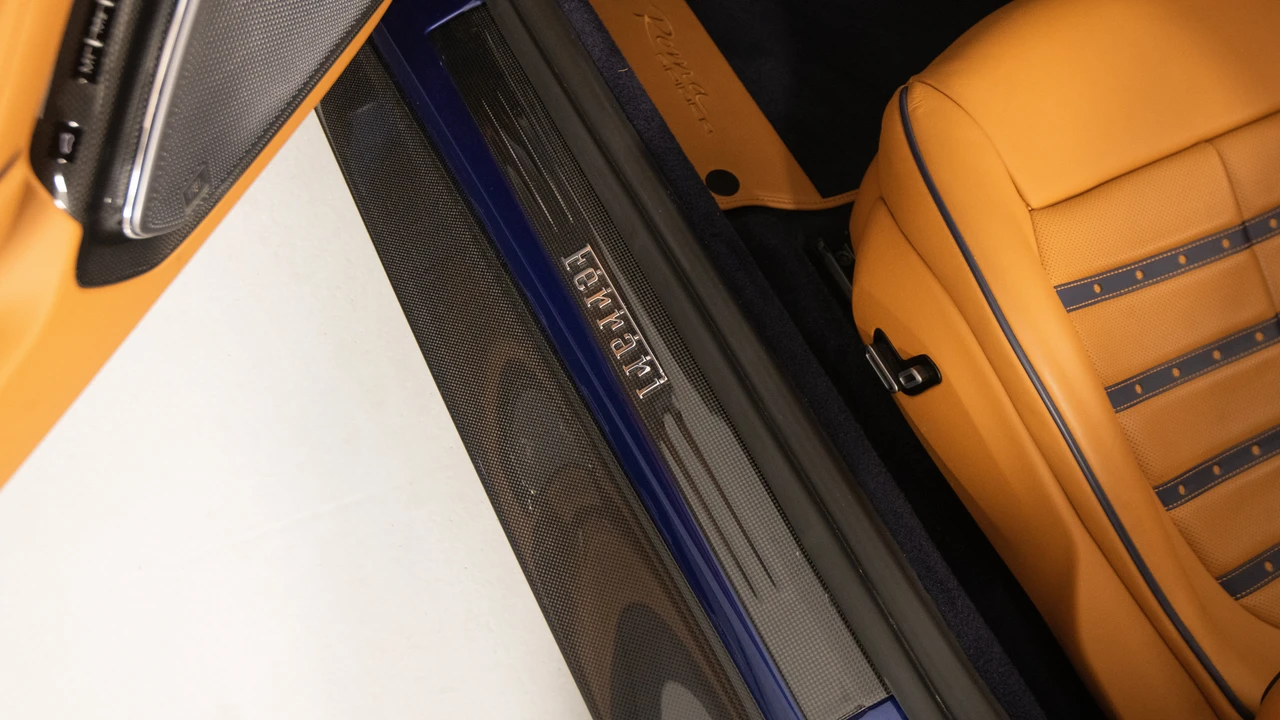 2025 Ferrari Roma Spider - Image 21 of 31