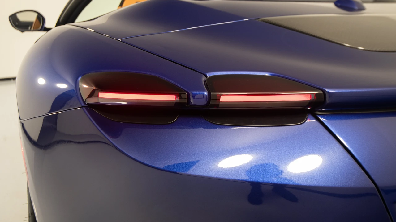 2025 Ferrari Roma Spider - Image 17 of 31