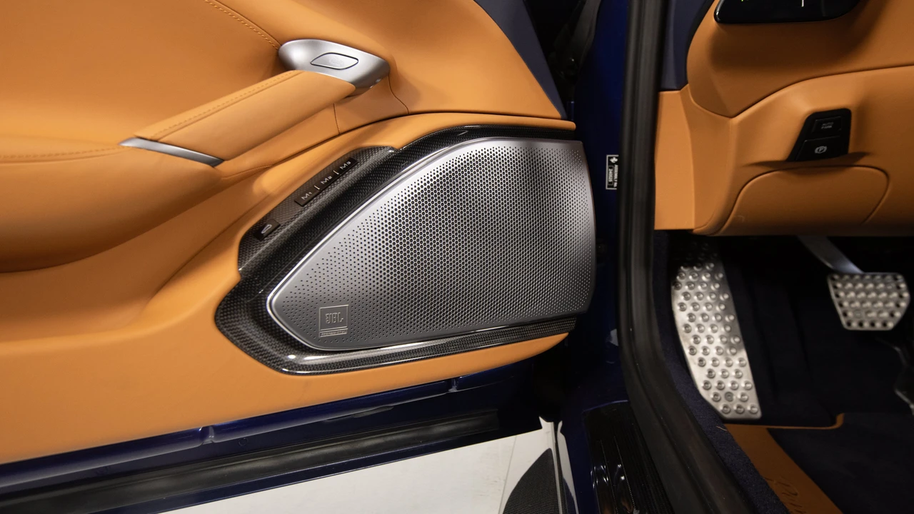 2025 Ferrari Roma Spider - Image 20 of 31