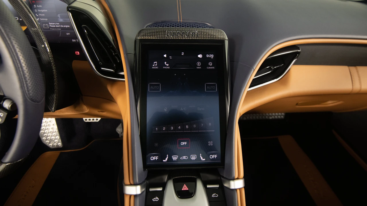 2025 Ferrari Roma Spider - Image 29 of 31