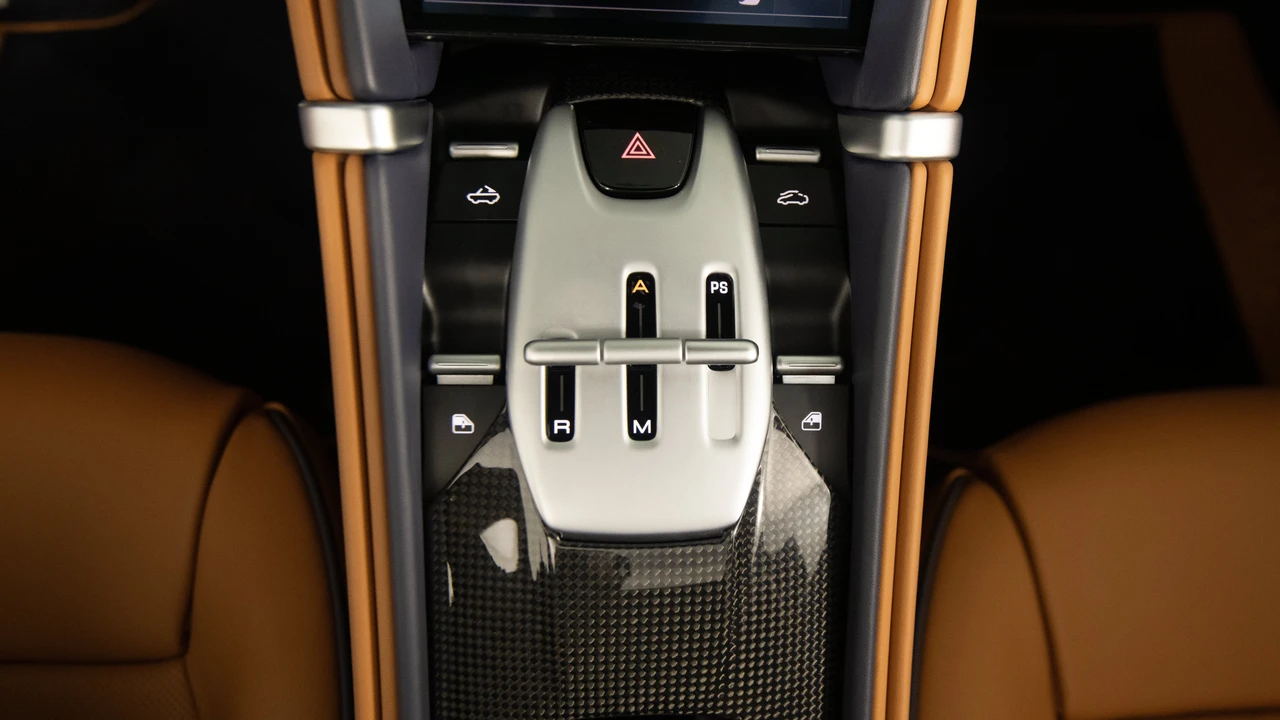 2025 Ferrari Roma Spider - Image 28 of 31