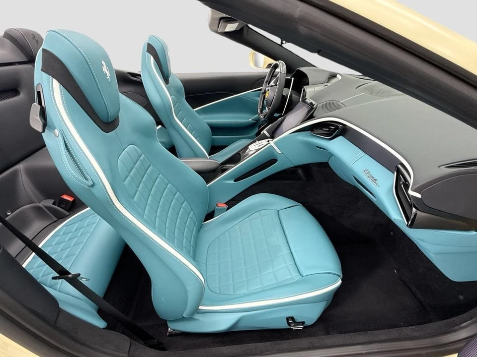 2025 Ferrari Roma Spider - Image 27 of 31