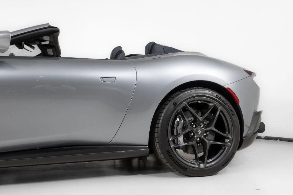 2025 Ferrari Roma Spider - Image 16 of 31