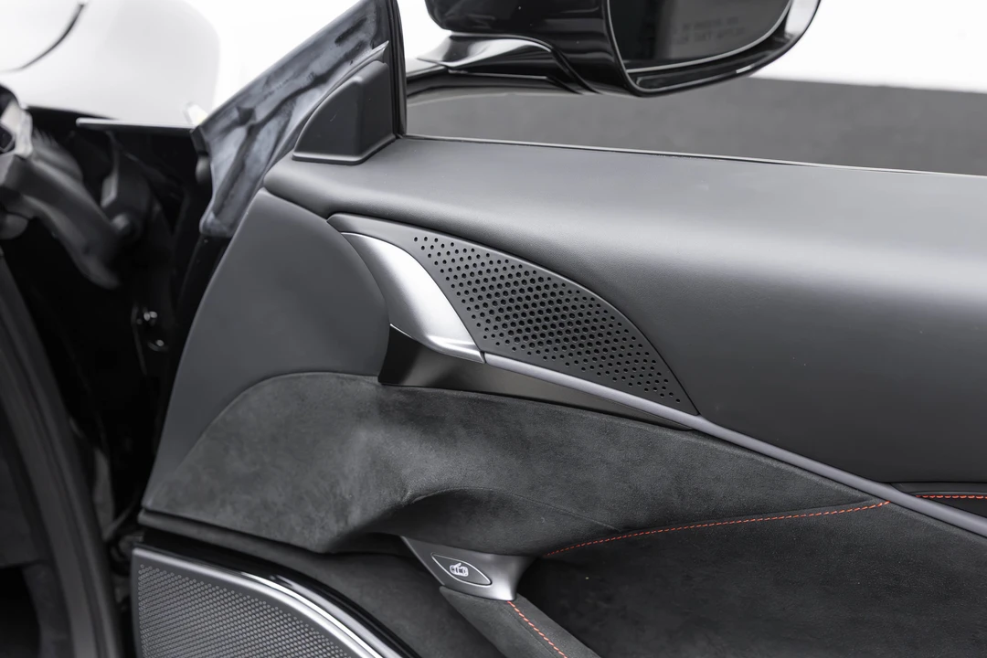 2025 Ferrari Roma Spider - Image 18 of 31