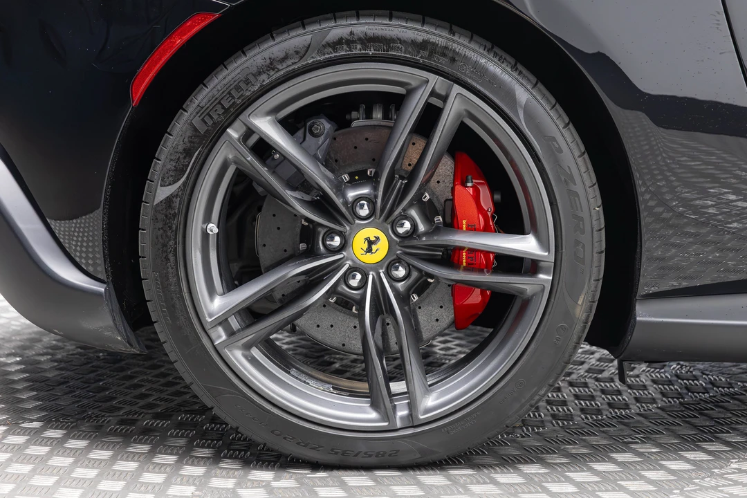 2025 Ferrari Roma Spider - Image 29 of 31