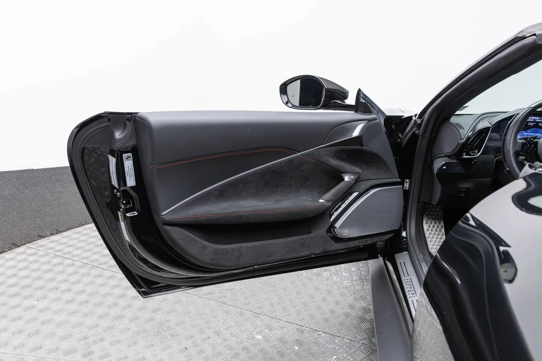 2025 Ferrari Roma Spider - Image 12 of 31