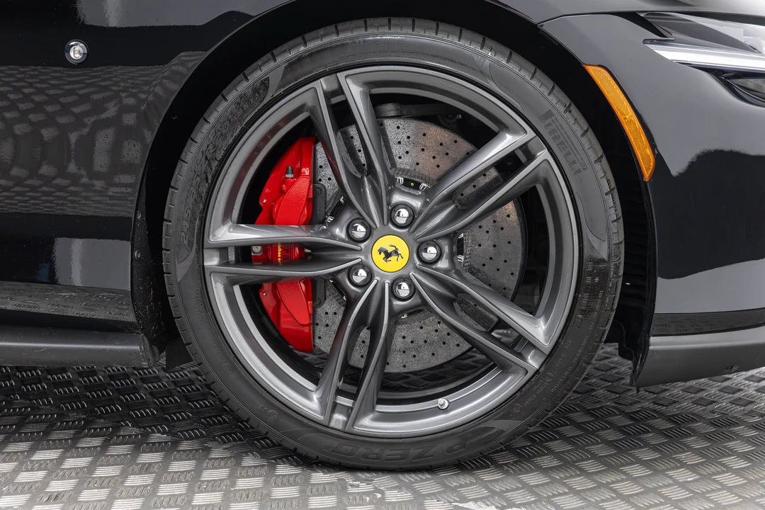 2025 Ferrari Roma Spider - Image 27 of 31