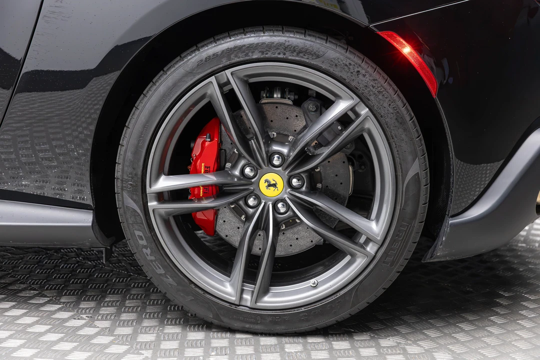 2025 Ferrari Roma Spider - Image 28 of 31