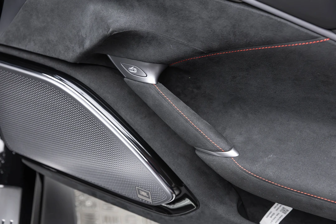2025 Ferrari Roma Spider - Image 19 of 31
