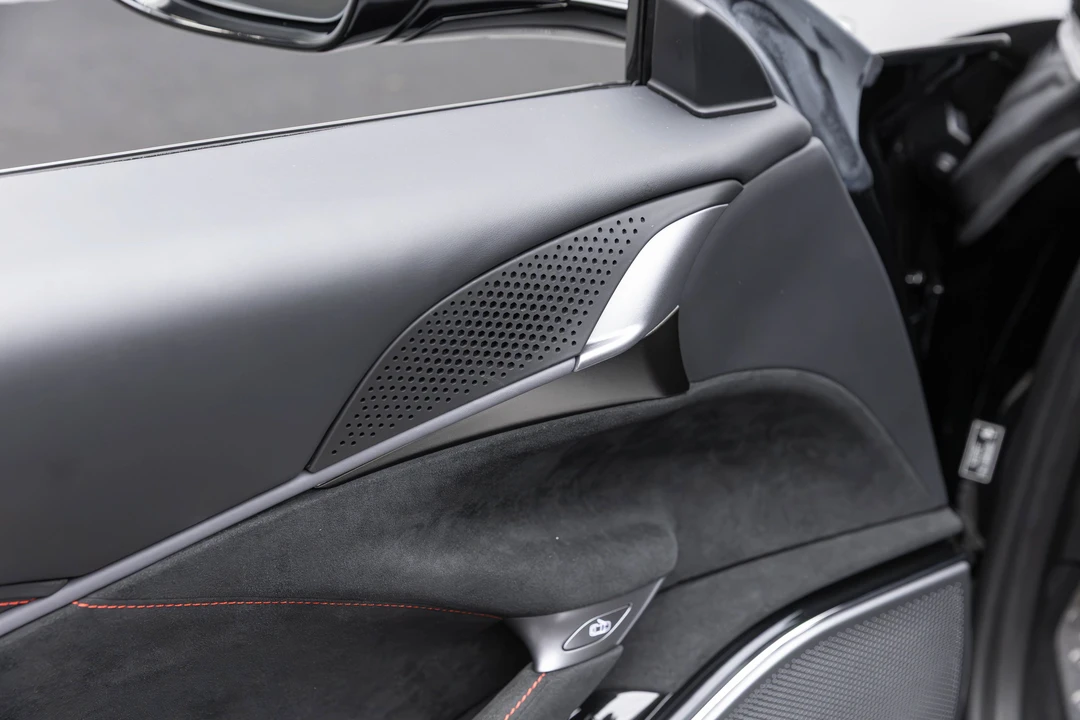 2025 Ferrari Roma Spider - Image 13 of 31