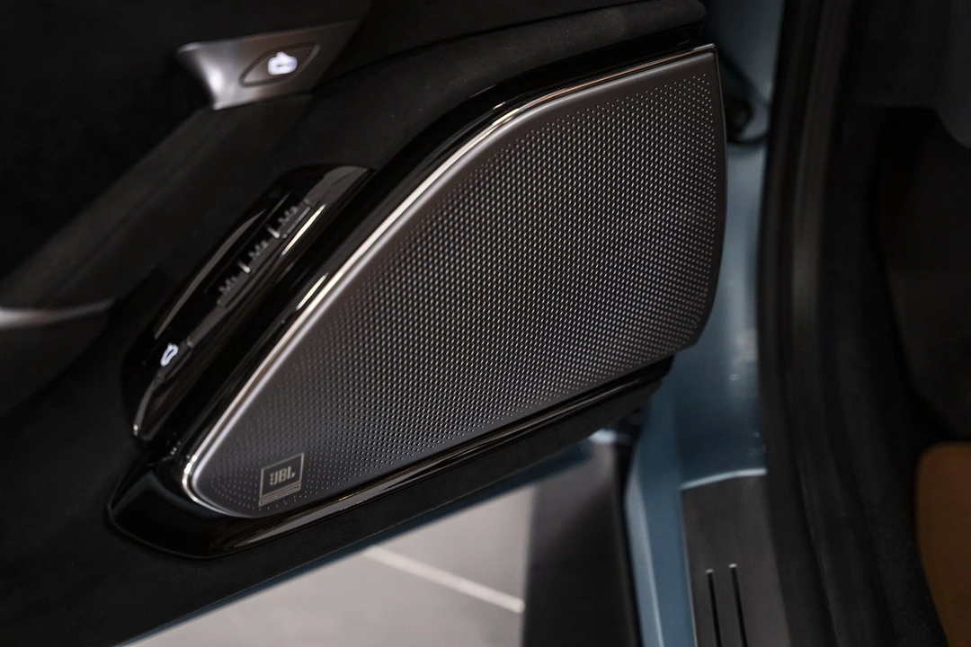 2025 Ferrari Roma Spider - Image 25 of 31