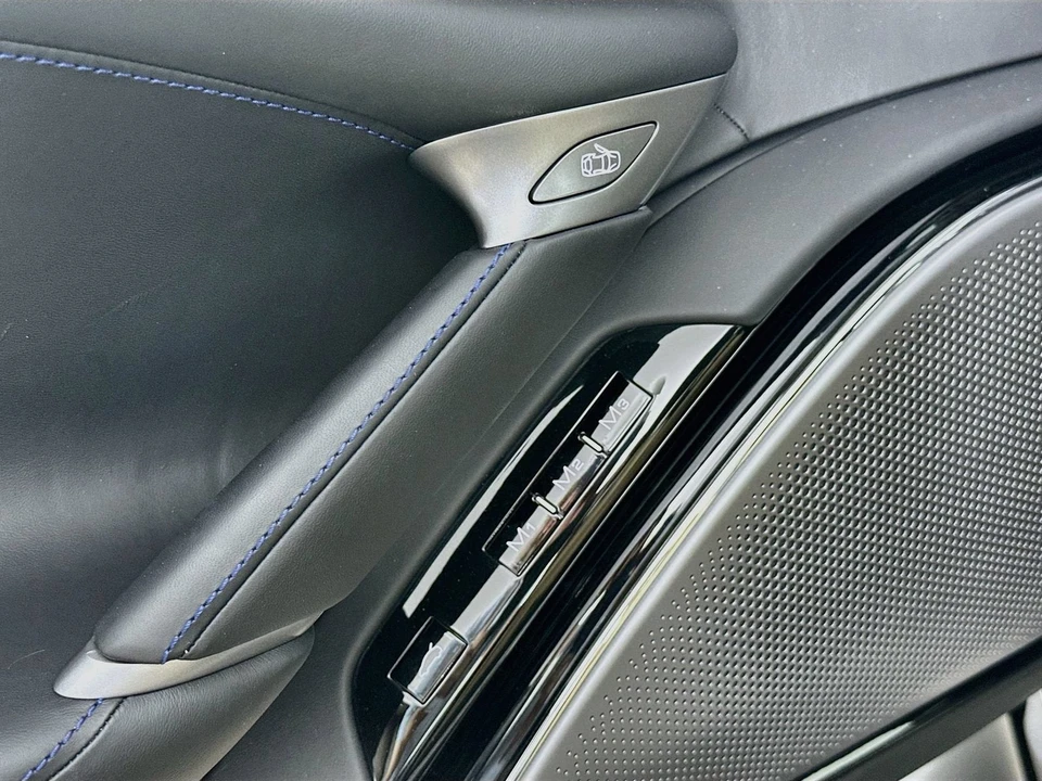 2025 Ferrari Roma Spider - Image 18 of 31