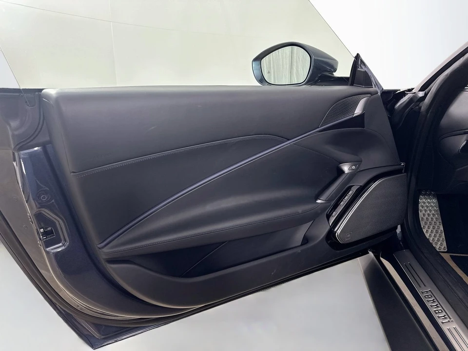 2025 Ferrari Roma Spider - Image 17 of 31