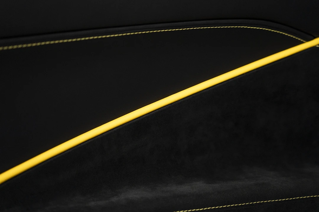 2025 Ferrari Roma Spider - Image 28 of 31