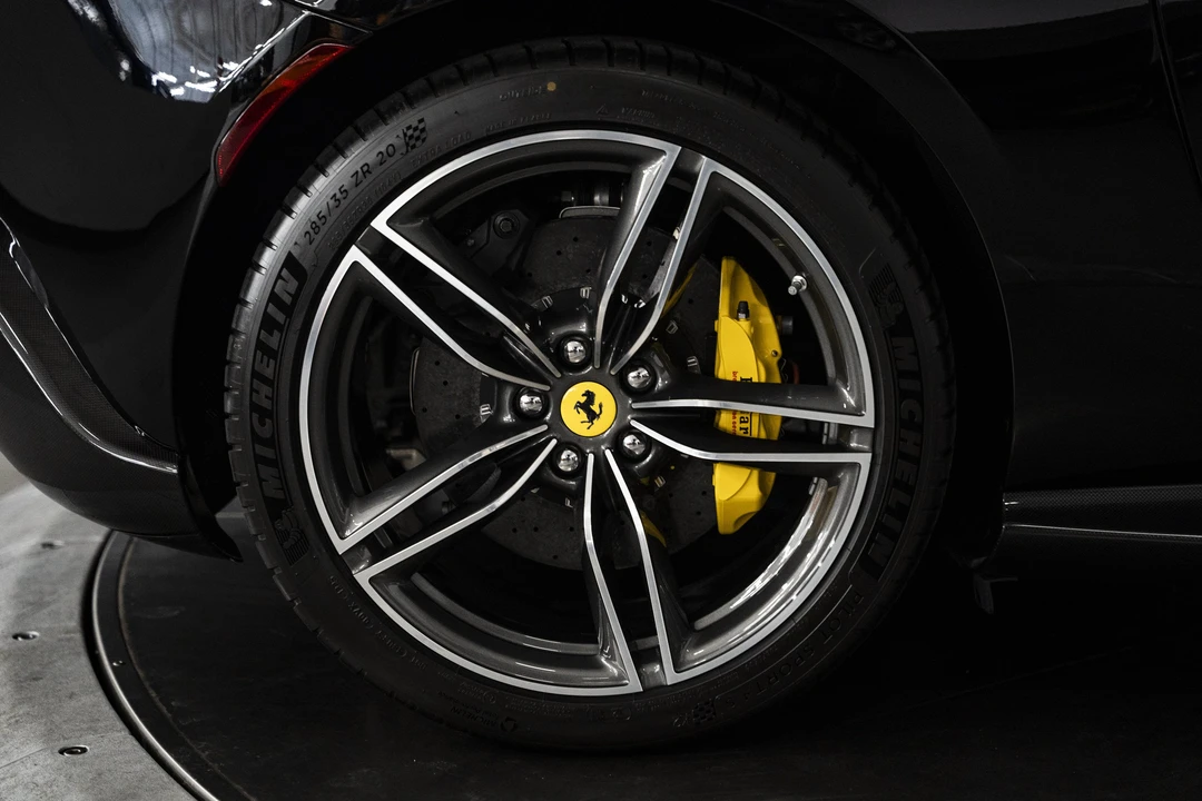 2025 Ferrari Roma Spider - Image 18 of 31