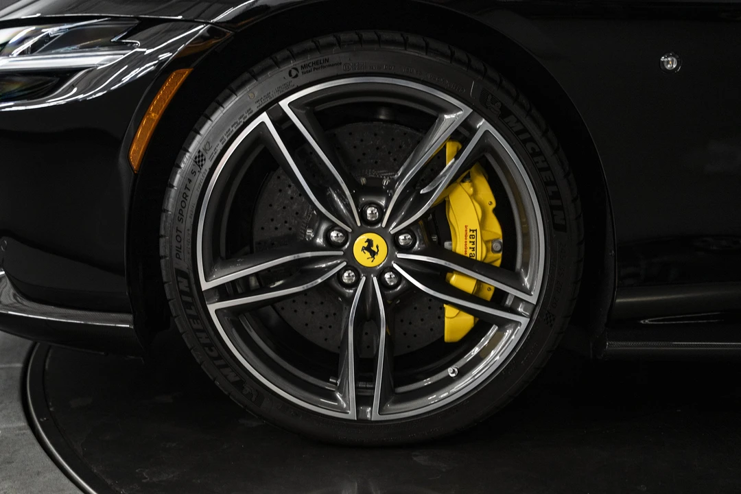 2025 Ferrari Roma Spider - Image 20 of 31