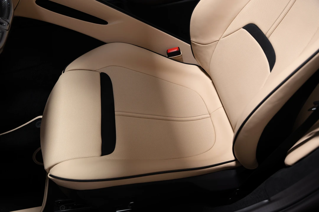2025 Ferrari Roma Spider - Image 21 of 31